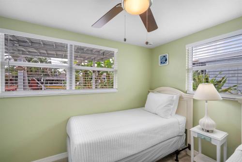 una camera da letto con un letto e due finestre di Great Hudson House Cozy Canalfront Getaway a Hudson