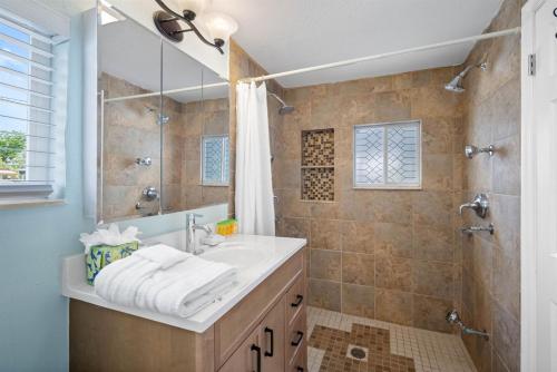 un bagno con lavandino e doccia di Great Hudson House Cozy Canalfront Getaway a Hudson