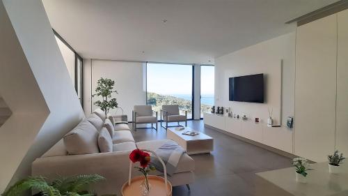 a living room with a couch and a tv at Villa Pescaria in Nazaré