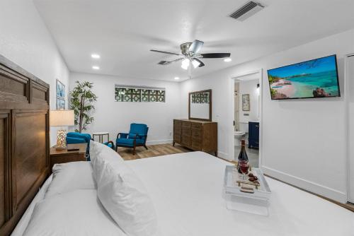 Ένα ή περισσότερα κρεβάτια σε δωμάτιο στο Luxury 5BR Oasis Heated Pool Hot Tub Sleeps 10