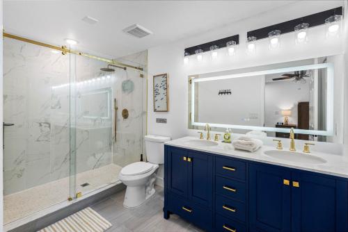 Ένα μπάνιο στο Luxury 5BR Oasis Heated Pool Hot Tub Sleeps 10