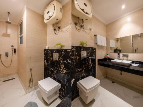 Koupelna v ubytování Hotel Velvet Crown Airport Stay WIth- Free Airport Pickup Delhi Airport