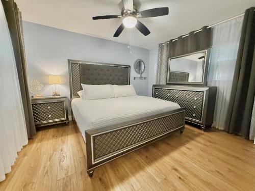 Ένα ή περισσότερα κρεβάτια σε δωμάτιο στο Sunny Clearwater Escape 3BR Game Room Pool 3 Baths