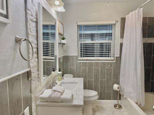 Ένα μπάνιο στο Sunny Clearwater Escape 3BR Game Room Pool 3 Baths