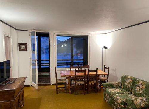 un soggiorno con tavolo da pranzo e divano di We ski Matese a San Massimo