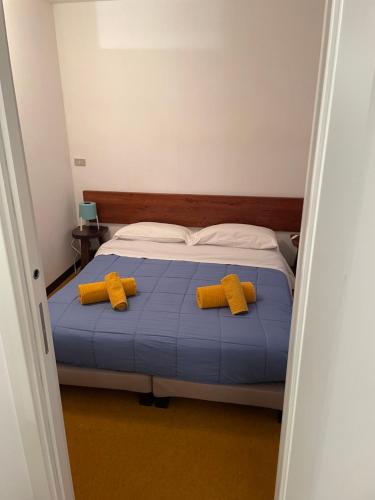 una camera da letto con un letto con due cuscini gialli di We ski Matese a San Massimo