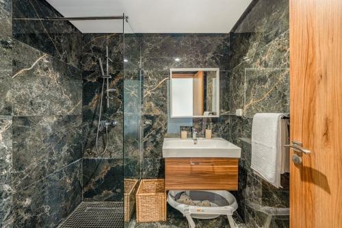 um banheiro com pia e chuveiro em Amal Cozy - Modern Design, 4 Pools & HD Wifi em Marraquexe