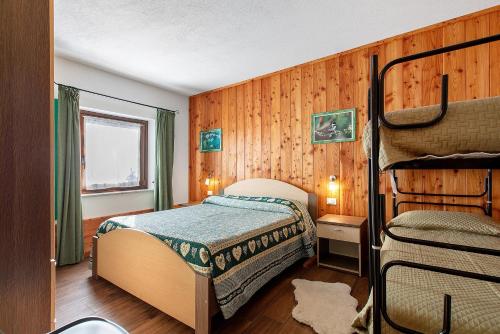 una camera con due letti a castello in una stanza di La Baita - Bionaz a Dzovenno