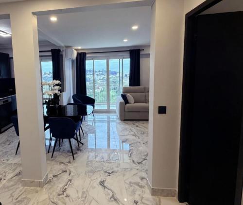 een woonkamer met een tafel en een bank bij Panorama Majestic in Saint-Raphaël