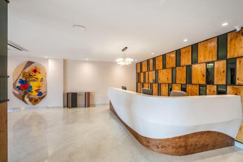 een grote kamer met een witte tafel en een schilderij aan de muur bij Klyra Hotel in Hyderabad