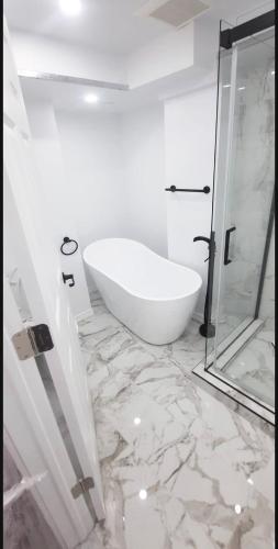 Ванная комната в Cute and Cozy Studio with Private Parking