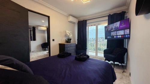 een slaapkamer met een groot bed en een grote spiegel bij Panorama Majestic in Saint-Raphaël