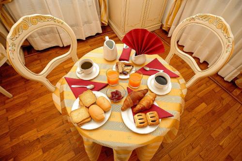 ヴェネツィアにあるカーサ スル モロの食べ物の皿が置かれたテーブル