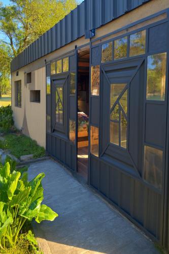 a house with large doors and windows at Cabaña Mbaretecua in Paso de la Patria