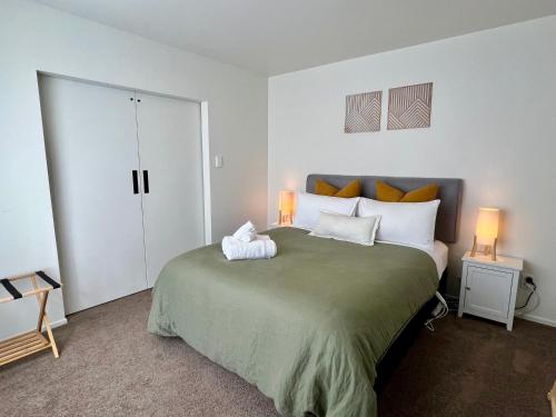 Ένα ή περισσότερα κρεβάτια σε δωμάτιο στο Sunlit cosy retreat