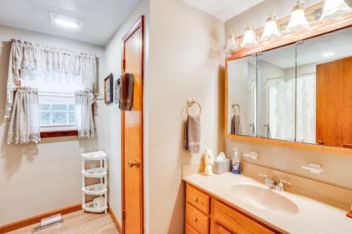 Ένα μπάνιο στο 2 Mi to Appalachian Trail Family Home in Carlisle