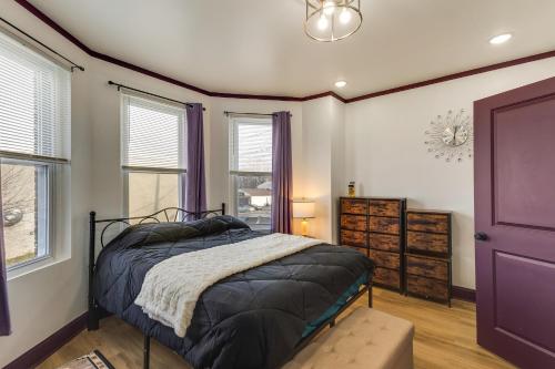 une chambre avec un lit et deux fenêtres dans l'établissement 7 Mi to Philly Stadiums! Charming Apartment, à Darby