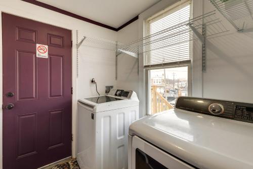 - une cuisine avec une porte violette et un évier dans l'établissement 7 Mi to Philly Stadiums! Charming Apartment, à Darby