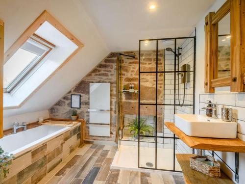 Ένα μπάνιο στο 1 Bed in Gartness 91056