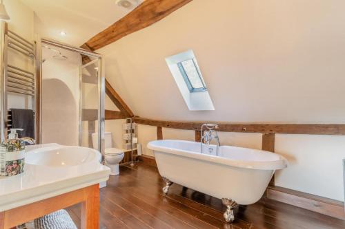 2 Bed in Shelsley Walsh oc-t30222 في Shelsley Walsh: حمام مع حوض استحمام كبير ومغسلة