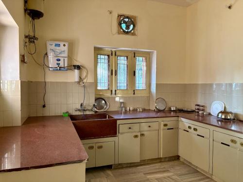 Kuchyň nebo kuchyňský kout v ubytování Entire 4BHK Villa with a Colour Pop kids Room