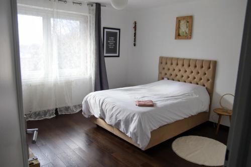 En eller flere senge i et værelse på Villa L'Oranaise