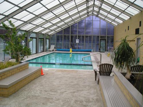 una grande piscina in un edificio con soffitto in vetro di Seaside Camping Resort Studio Cabin 4 a Seaside