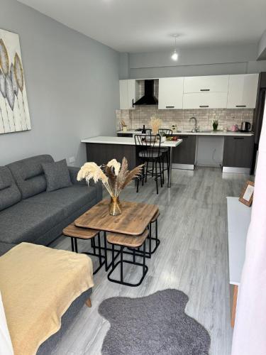 een woonkamer met een bank en een tafel bij Two Bedroom Kyrenia in Kyrenia