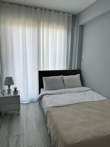 een slaapkamer met een groot bed en een raam bij Two Bedroom Kyrenia in Kyrenia