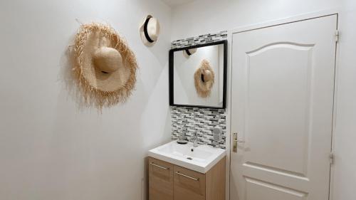 ラ・ロンド・レ・モールにあるVilla 8pers Air Conditioning Heated Poolの洗面台と鏡のあるバスルーム