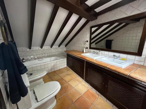 Ένα μπάνιο στο Casona Arquillo del Judío