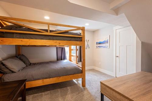 En eller flere senge i et værelse på 5BR Home By Downtown CDA-Nintendo-Foosball-Games