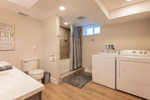 Et badeværelse på 5BR Home By Downtown CDA-Nintendo-Foosball-Games