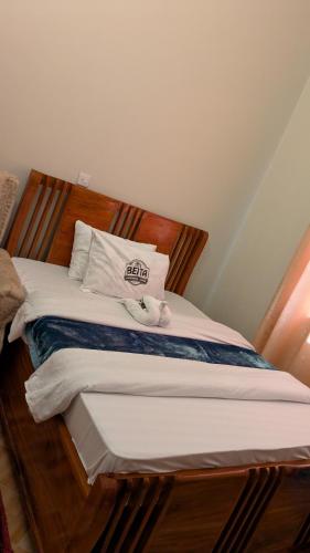 UyoleBeita Executive Lodge的一张铺着两条毛巾的床