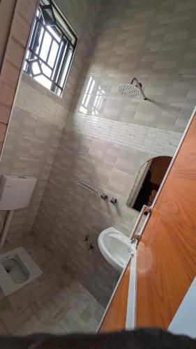 UyoleBeita Executive Lodge的带水槽和马桶的浴室