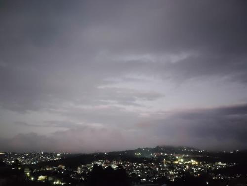 una vista de una ciudad de noche en B5 Homestay, en Shillong