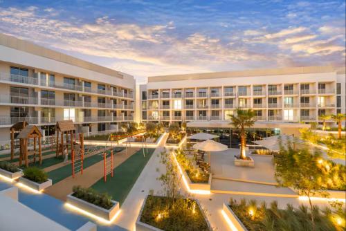Vogue Vacation Homes, JVC Luma22 near Circle Mall, Studio Apartment with Balcony and Vibrant Community View, Access to all amenities