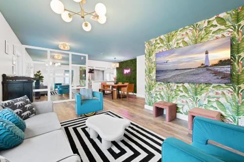 Χώρος καθιστικού στο Palms Retreat! Giant Heated Pool-HotTub-FirePit-5Min2Beach-Pets-EV Chgr