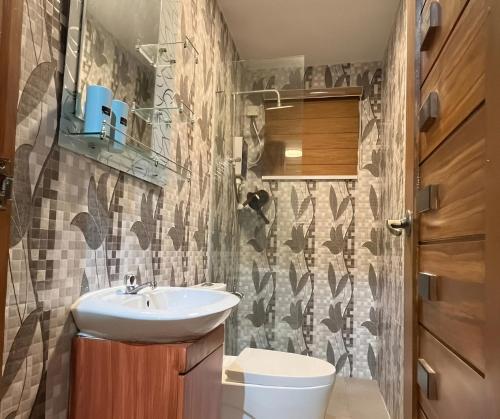 um banheiro com pia e vaso sanitário em Ranch-o-tel Guesthouse em Sampong