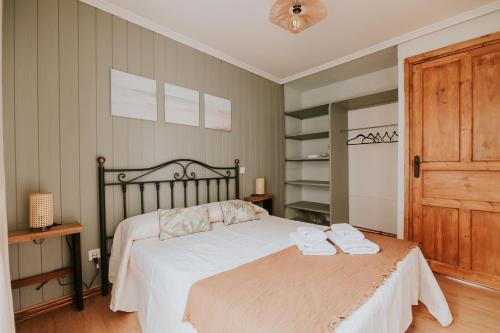 ein Schlafzimmer mit einem Bett, auf dem zwei Handtücher liegen in der Unterkunft El Altillo apartamento céntrico in Haro