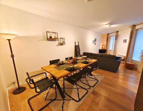 L'Atelier des rêves - Dream apartment for 6 في ليل: غرفة معيشة بها طاولة وأريكة