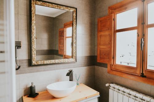 ein Badezimmer mit Waschbecken und Spiegel in der Unterkunft El Altillo apartamento céntrico in Haro