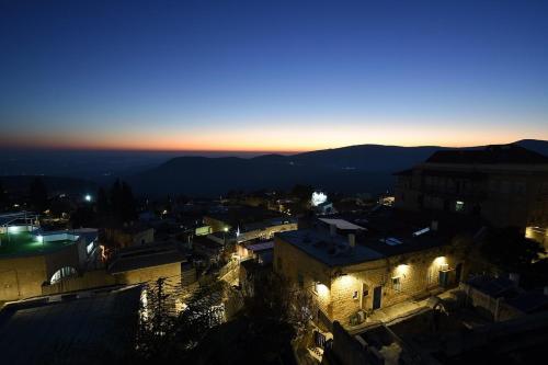 una vista de una ciudad de noche en Moses Luxury apartments -nobility, en Safed