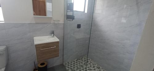クルーフにあるUkosi Brisaのバスルーム(シャワー、洗面台、トイレ付)