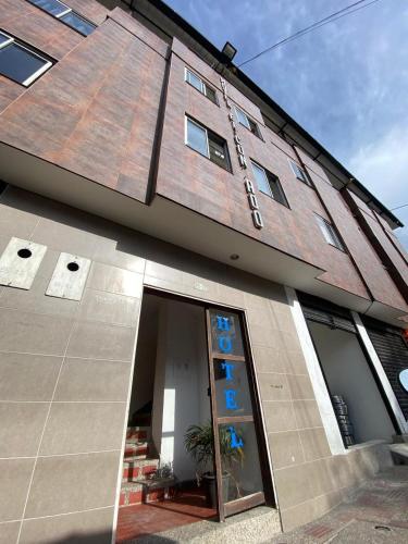 un edificio con una puerta de cristal delante de él en Hotel el CONDADO, en Itagüí