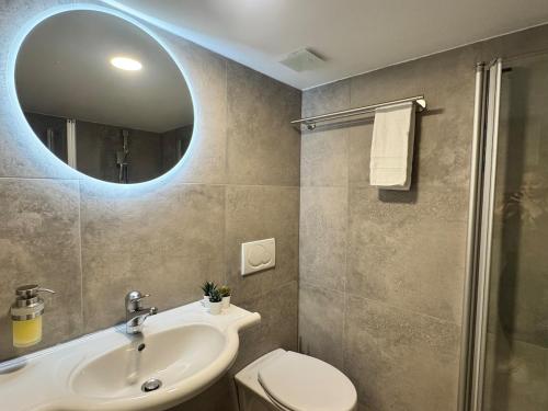 Picture of Breathtaking Lake Mountain View Apartment 2, Niederried (preços ...