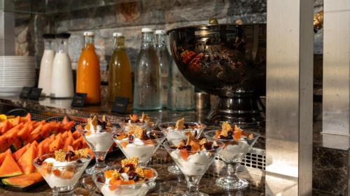 Happy Cretan Suites في أغيا بيلاغيا: بوفيه من الحلويات في أكواب مارتيني على منضدة