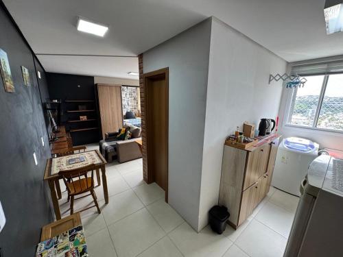 Fit Residence في بينتو جونكالفيس: مطبخ وغرفة معيشة مع طاولة وثلاجة