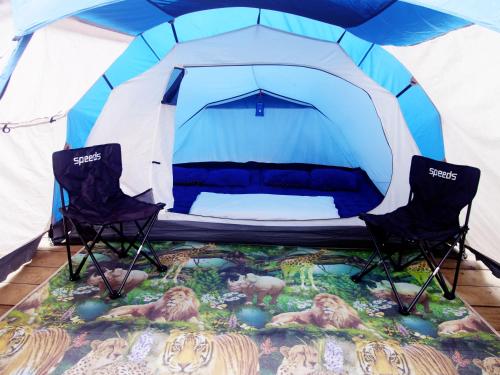 En eller flere senge i et værelse på youlien campsite