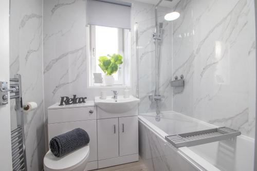 Et badeværelse på The Wishy - 2 Bedroom Flat in Newmains